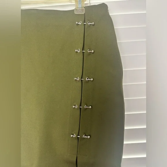 MISSGUIDED green skirt with metal hardware - Picture 5 of 13